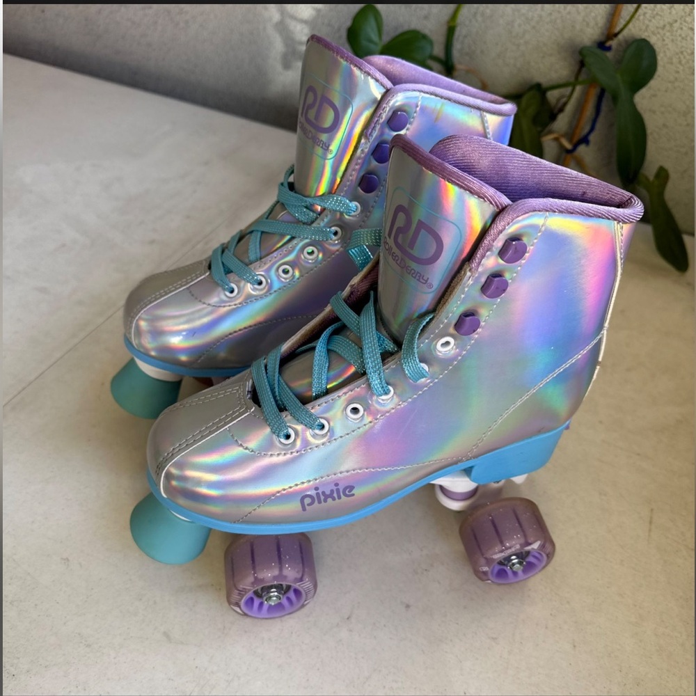 ROLLER DERBY | Girl’s Pixie Youth Lavender Hologram Adjustable Roller Skates